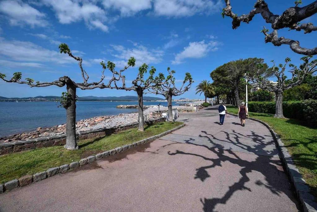 Chaleureux Appartement Face Au Port Sta Lucia, Tout A Pieds, Wifi Saint-Raphaël Buitenkant foto